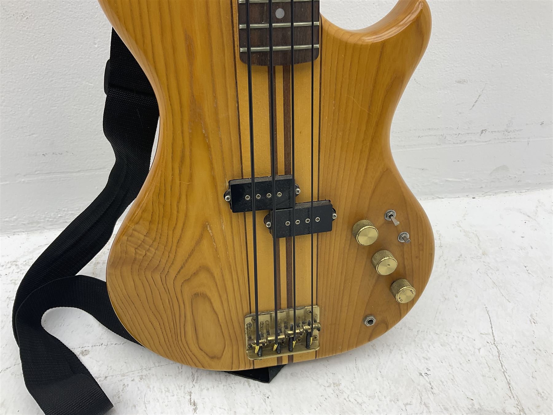 Westone Thunder 1-A elm four-string electric bass guitar, serial no.4052670 L111cm
