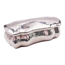 Edwardian silver trinket box, of shaped oval form with hinged cover and hammered finish, hallmarked Mappin & Webb Ltd, Sheffield 1902, H4cm L12cm, approximate weight 3.26 ozt (101.3 grams)