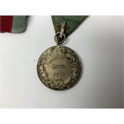 WW1 pair of medals awarded to 151761 Gnr. S. Loten R.A. with ribbons; four WW2 medals with ribbons; and small quantity of cap badges, medallions etc