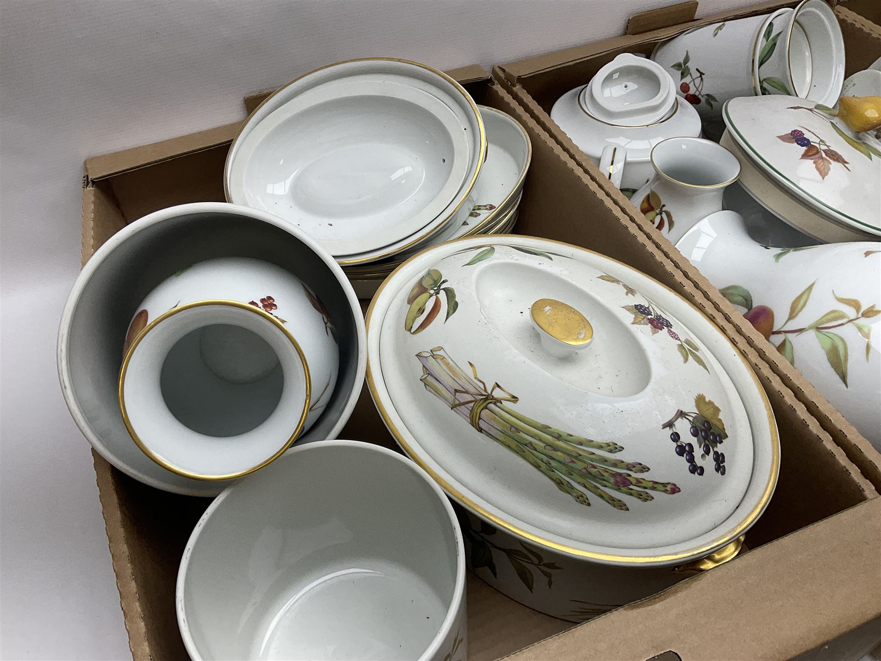 Extensive collection of Royal Worcester Evesham pattern tea and