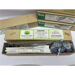 Eighteen boxed '0' gauge model railway kits for coaches and wagons from various makers, to include Roxey Mouldings, Slater’s Wagon Kits, Parkside Dundas, Blacksmith Models etc, all in original boxes (18)