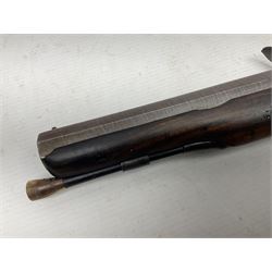 Early 19th century 16-bore flintlock single barrel travelling pistol, the 21.5cm stub twist octagonal barrel with two barrel pins and ramrod under, engraved lock plate with roller frizzen, engraved trigger guard with pineapple finial, walnut stoock with chequered grip L40cm overall