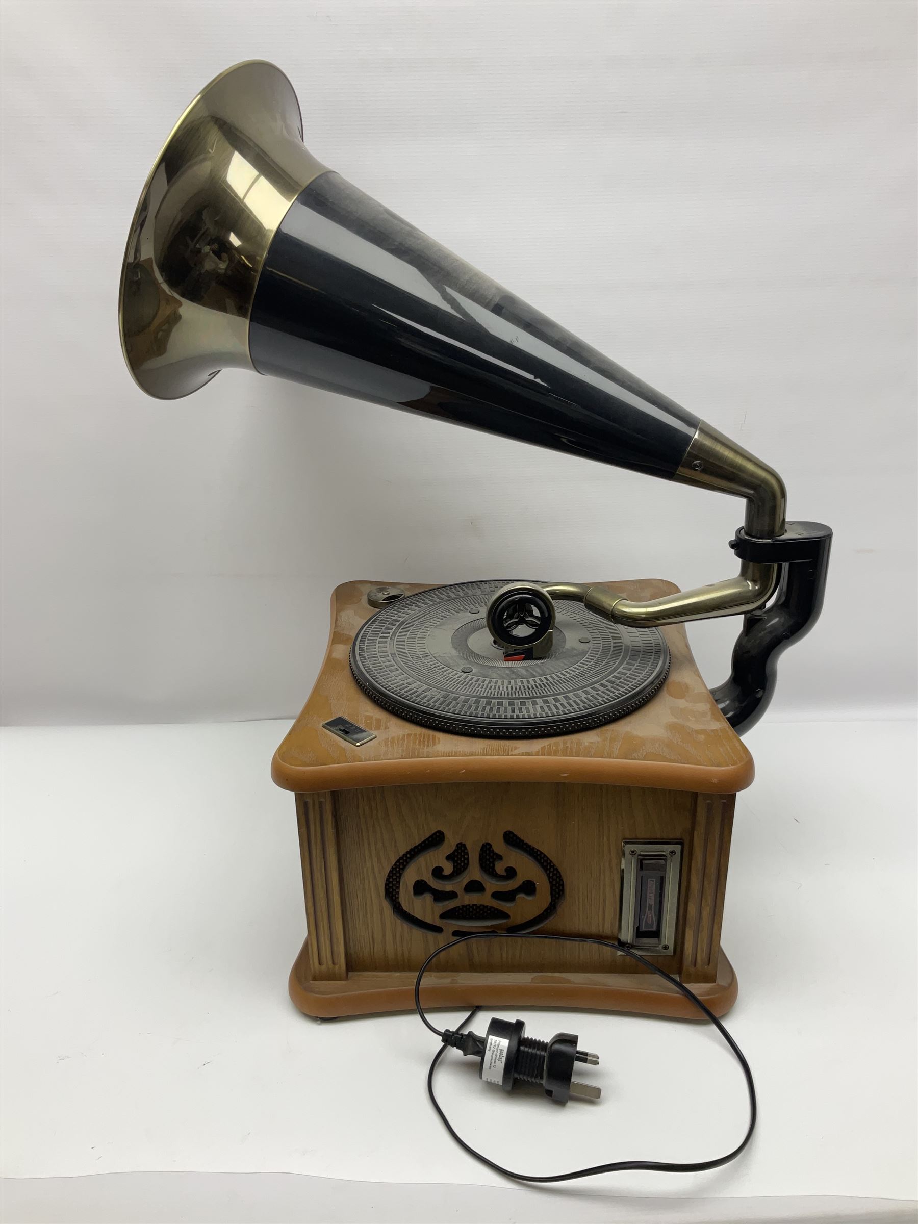  Roadstar HIF-1850TUMPK retro style record player with gramophone 