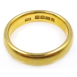  22ct gold wedding band, London 1920, approx 8.3gm  