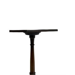 Fine Georgian design mahogany pedestal table, hexagonal top with reeded moulded edge, raised on a slim turned vasiform column with splayed tripod base and spade feet