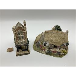 Fourteen Lilliput lane models, to include Eriskay Croft, Little Smithy, Gulliver's Gate, Kerry Lodge, Eamont Lodge etc, all with original boxes and some with deeds (14) 