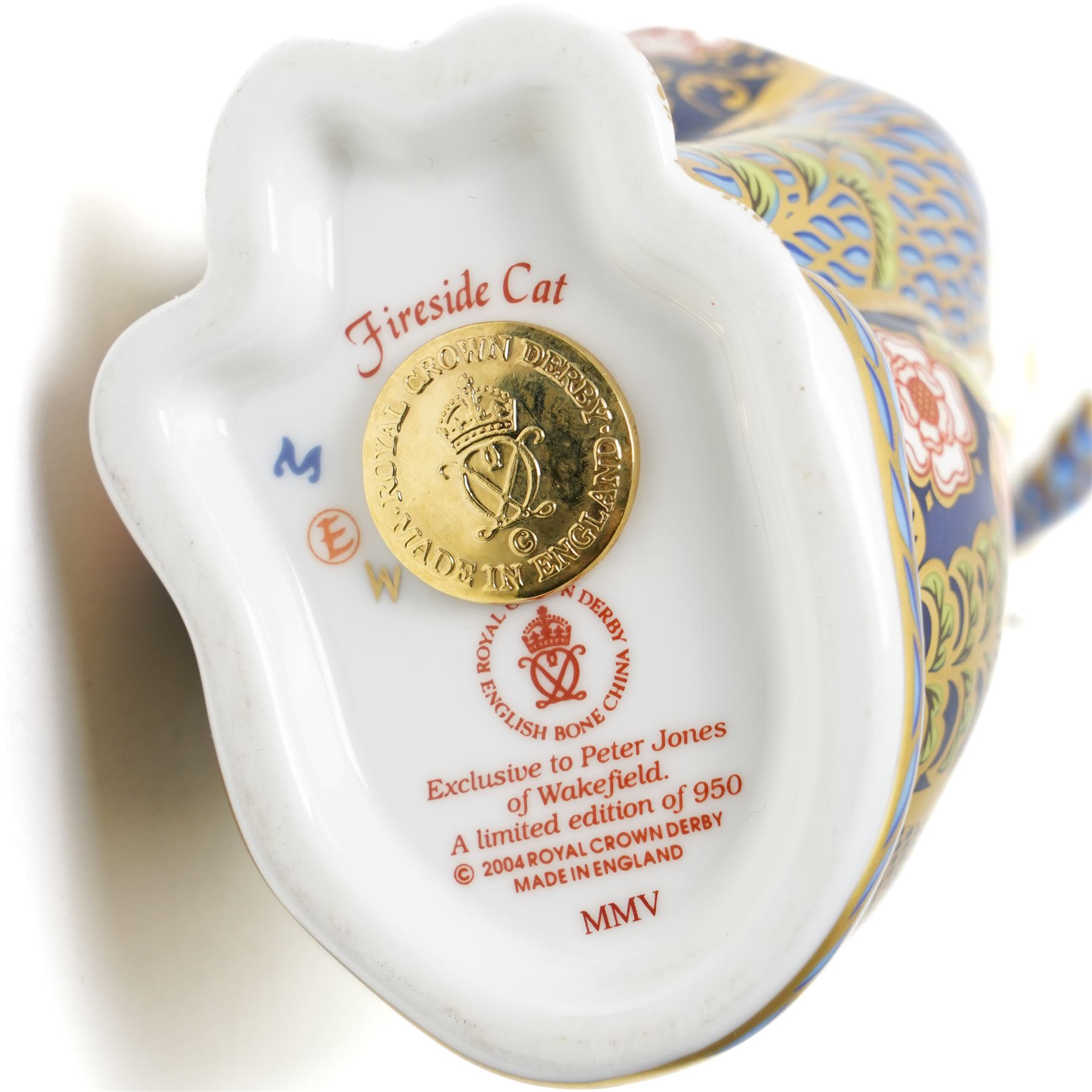 Royal Crown Derby 'Fireside Cat', exclusive to Peter Jones of Wakefield, limited edition 282/950, with gold stopper and certificate, boxed, H13cm 
