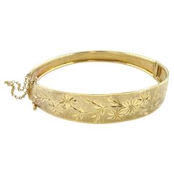 9ct gold hinged bangle with bright cut foliate decoration, stamped 375