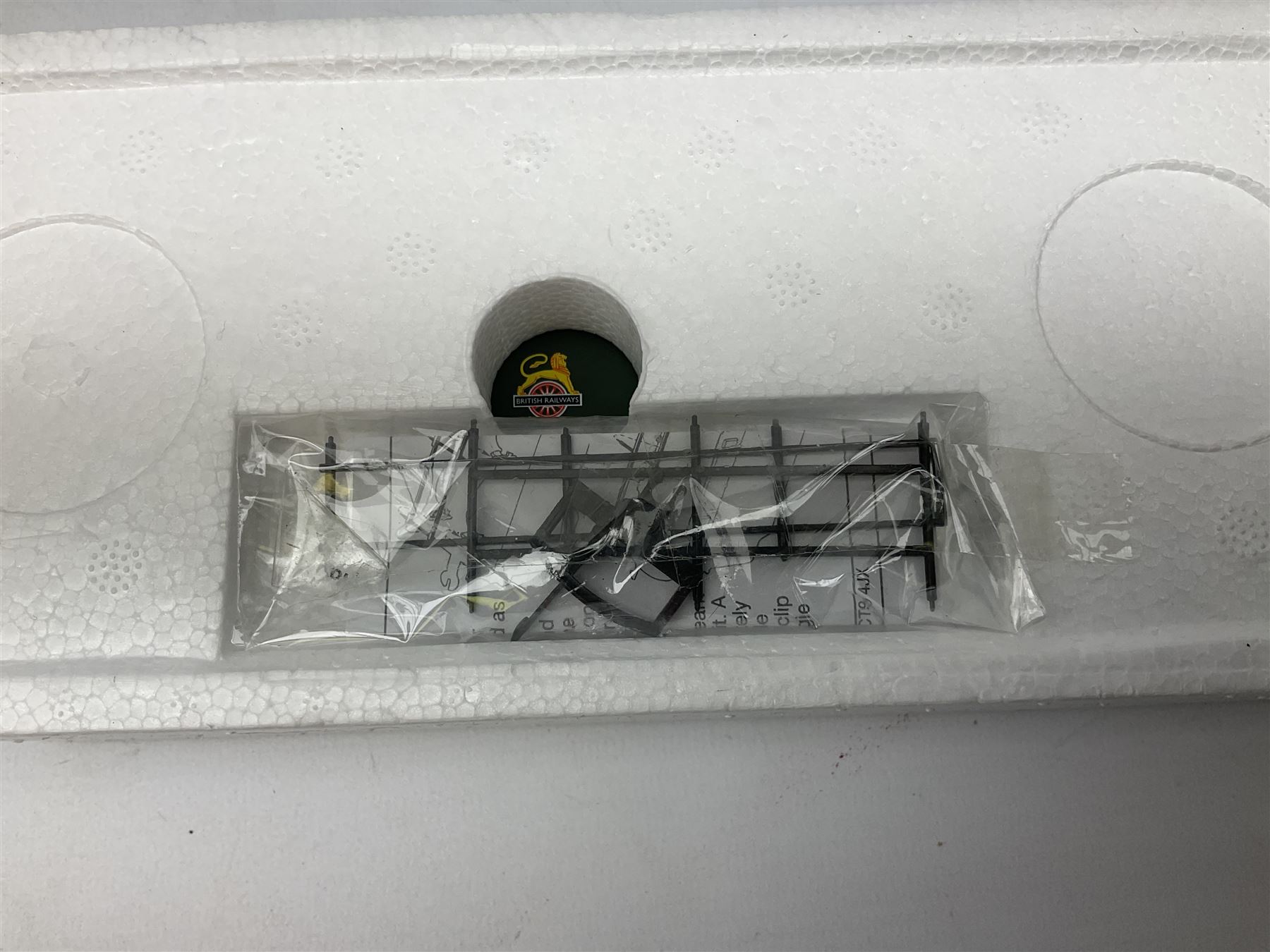 Hornby Railroad '00' gauge - County Class 4-6-0 locomotive 'County of Hants' no. 1016, Class 4900 4-6-0 locomotive 'Adderley Hall' no. 4901 and County Class 4-4-0 locomotive 'County of Devon' no. 3835, all DCC ready (3)