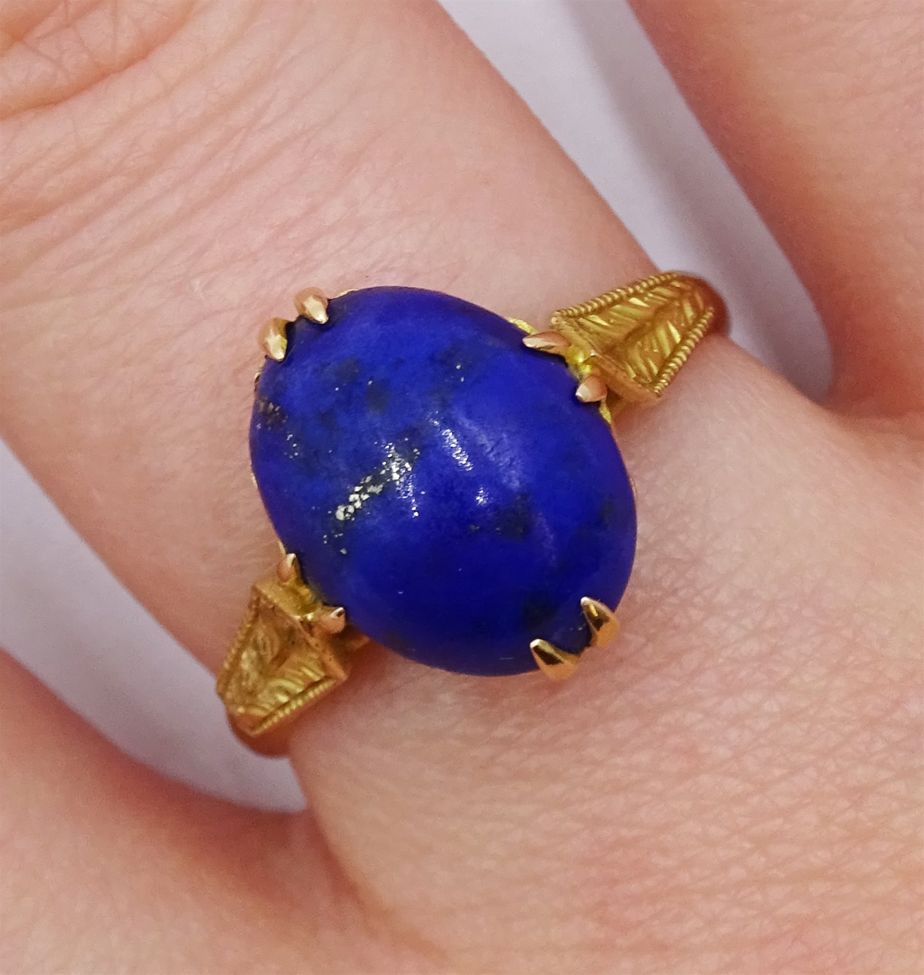 14ct gold single stone lapis lazuli ring