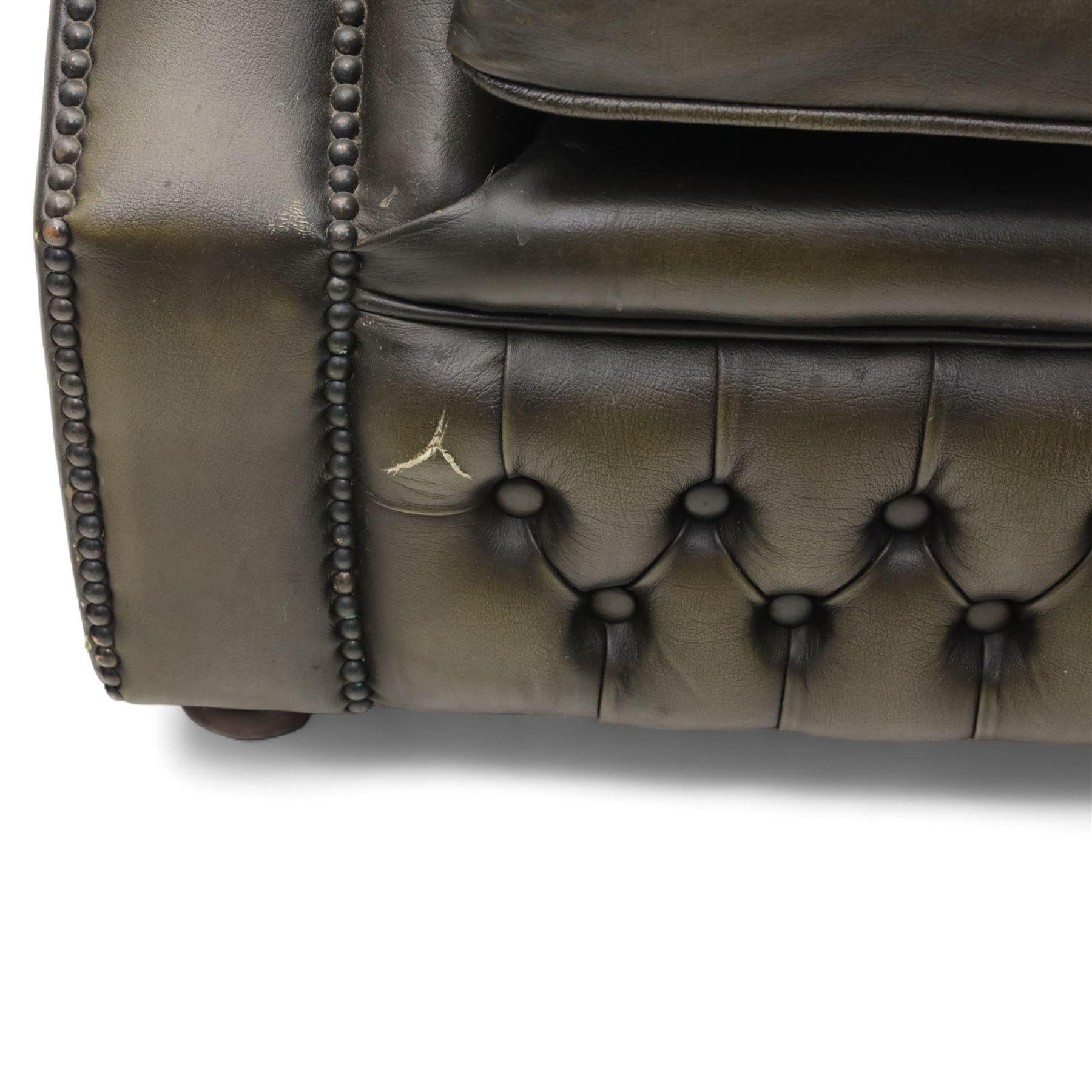 Chesterfield club armchair upholstered in green buttoned leather, with a leather buttoned matching stool 66x39x35cm, (2)