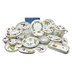Royal Worcester Evesham pattern ceramics, including twin handled pot, oven dishes, pie dishes, bowls, jugs, etc together with other Royal Worcester ceramics 
