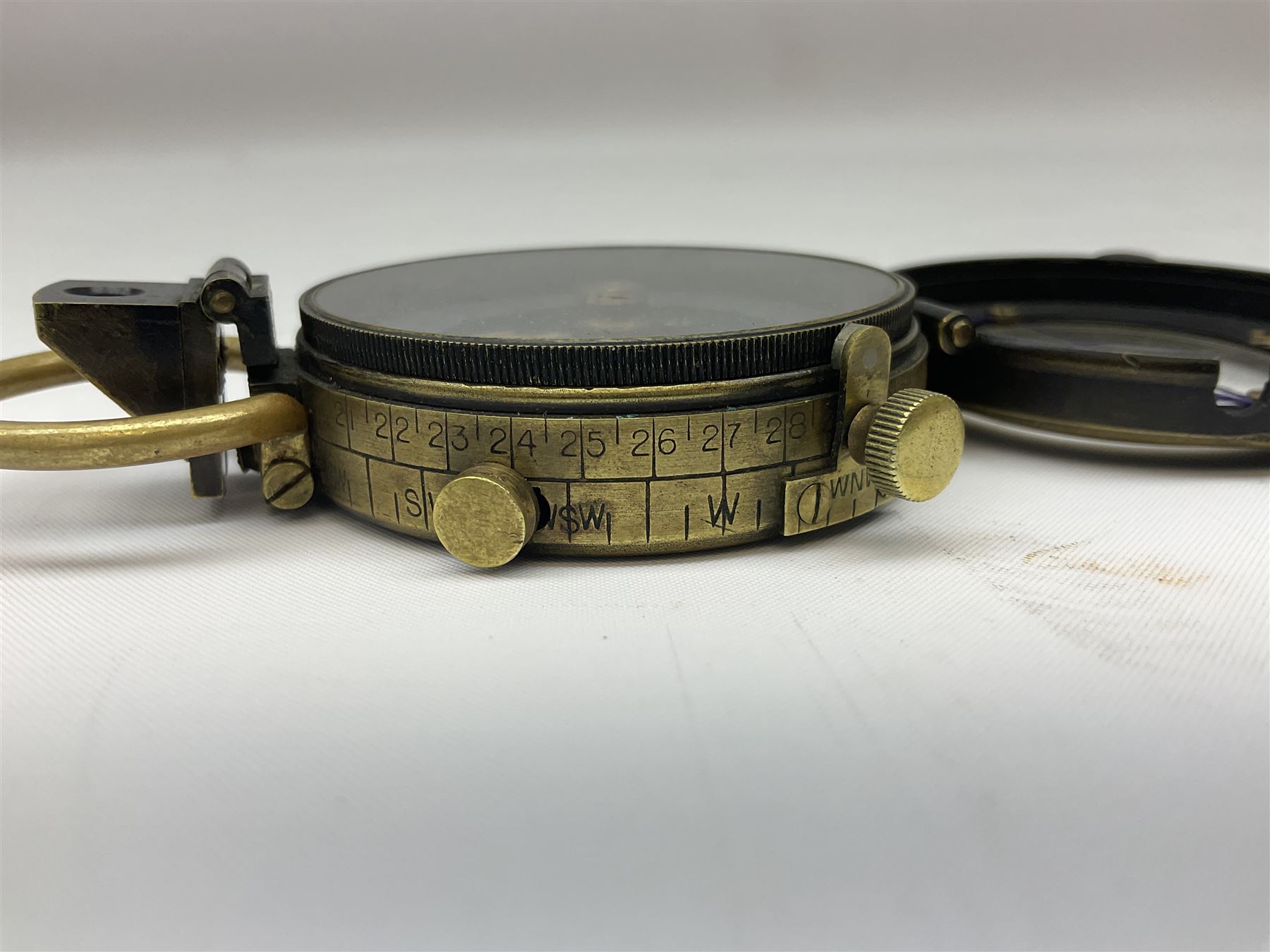WW1 verner's pattern brass cased marching compass inscribed F-L No.74469 1917; in leather carrying case impressed W. Huddlestone Leatheries Ltd. 1917