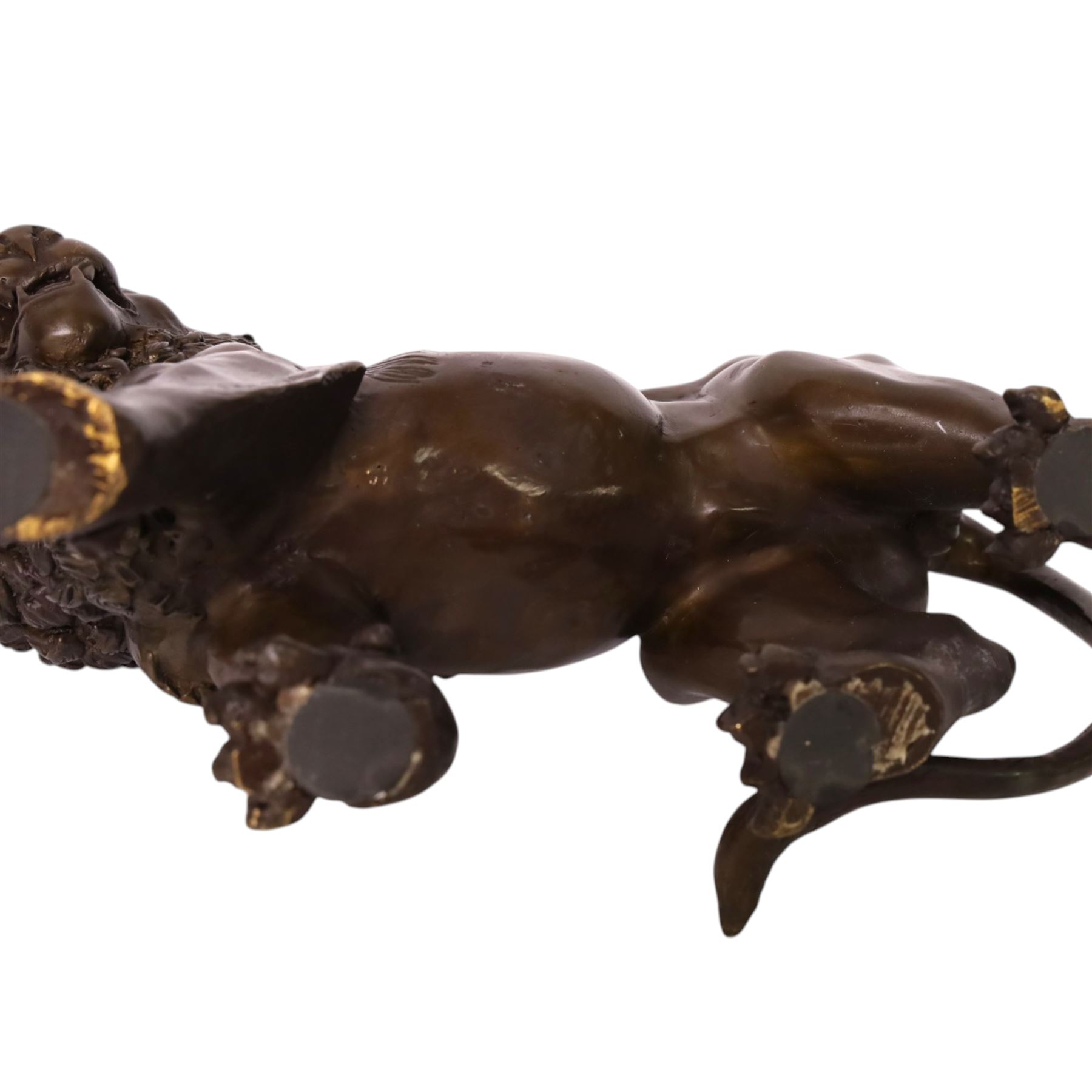 Pair of bronze lions, H24cm, L32cm