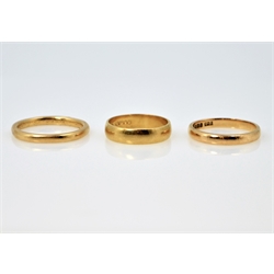 Three 22ct gold wedding bands, approx 9.5gm