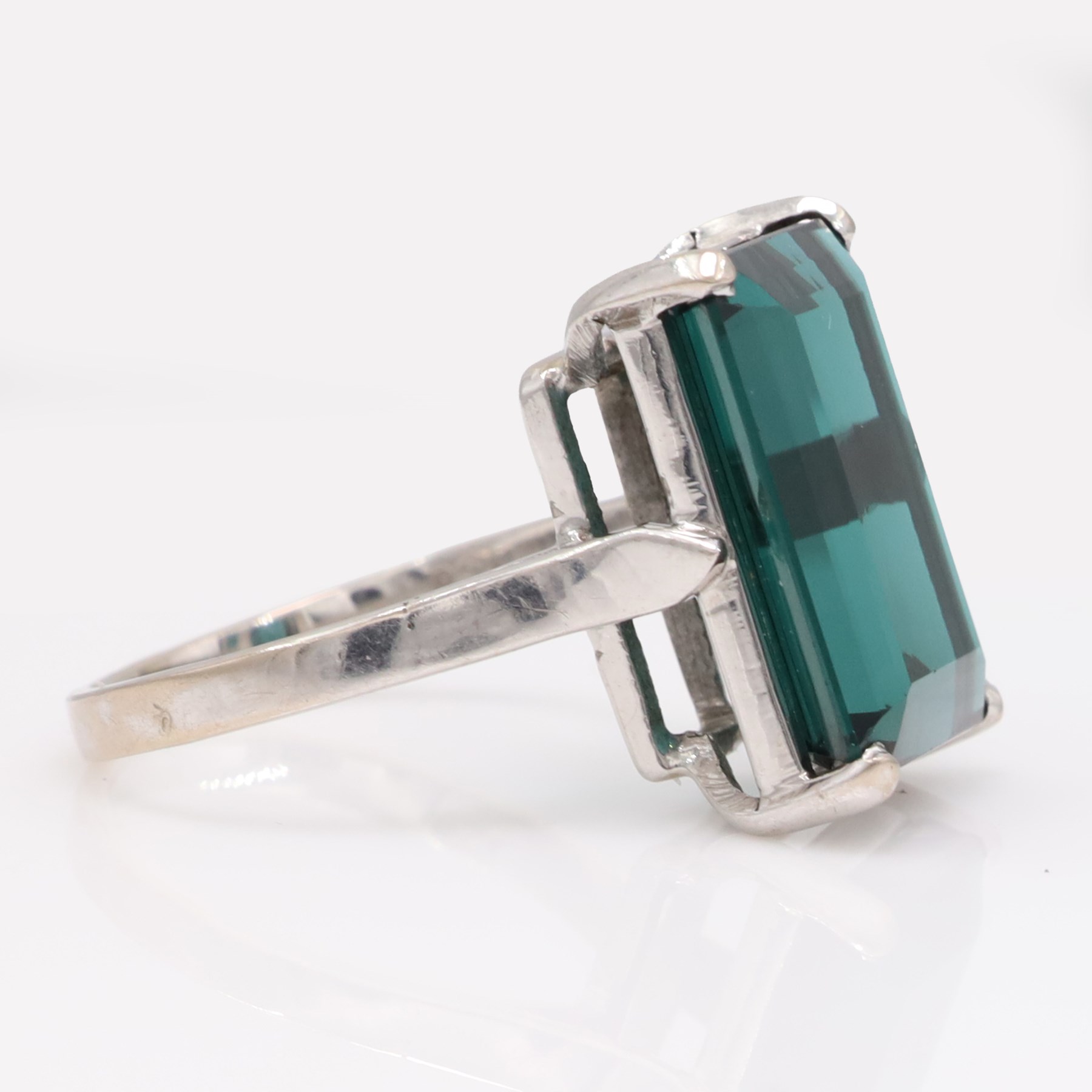 18ct white gold tourmaline ring, four claw set with an emerald cut green tourmaline of approx 6.95 carat, stamped 750
