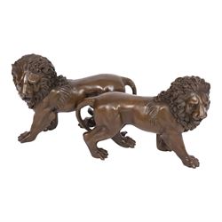 Pair of opposing bronze lions, H22.5cm L27cm