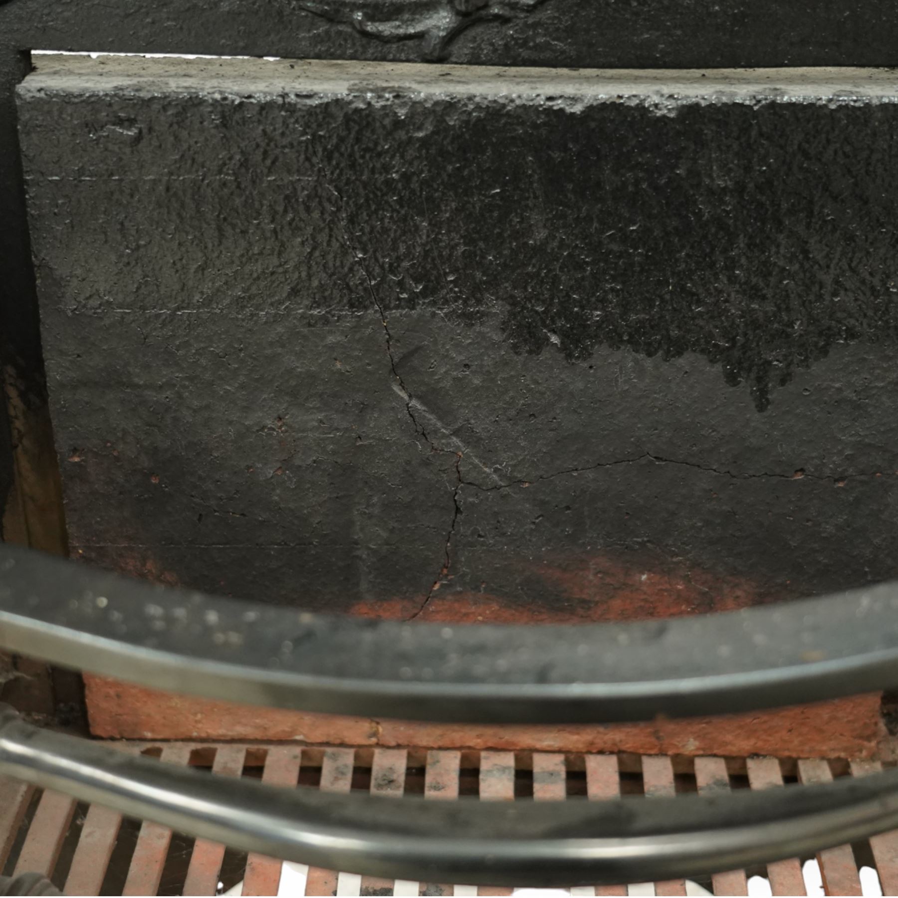 20th century Rococo style fire basket, cast iron back plate with pierced and scroll moulded cresting, steel fire bars and grate, ormolu mounted uprights with foliate scrollwork, on shaped feet