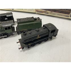 ‘00’ gauge - Airfix locomotive model kits comprising series 4 City of Truro kit and empty series 4 box, series 4 Mogul, two series 4 Harrow kits, all boxed; together with Rosebud Kitmaster Stirling kit and quantity of loose plastic locomotives and tenders from Airfix, Kitmaster, Ratio etc 
