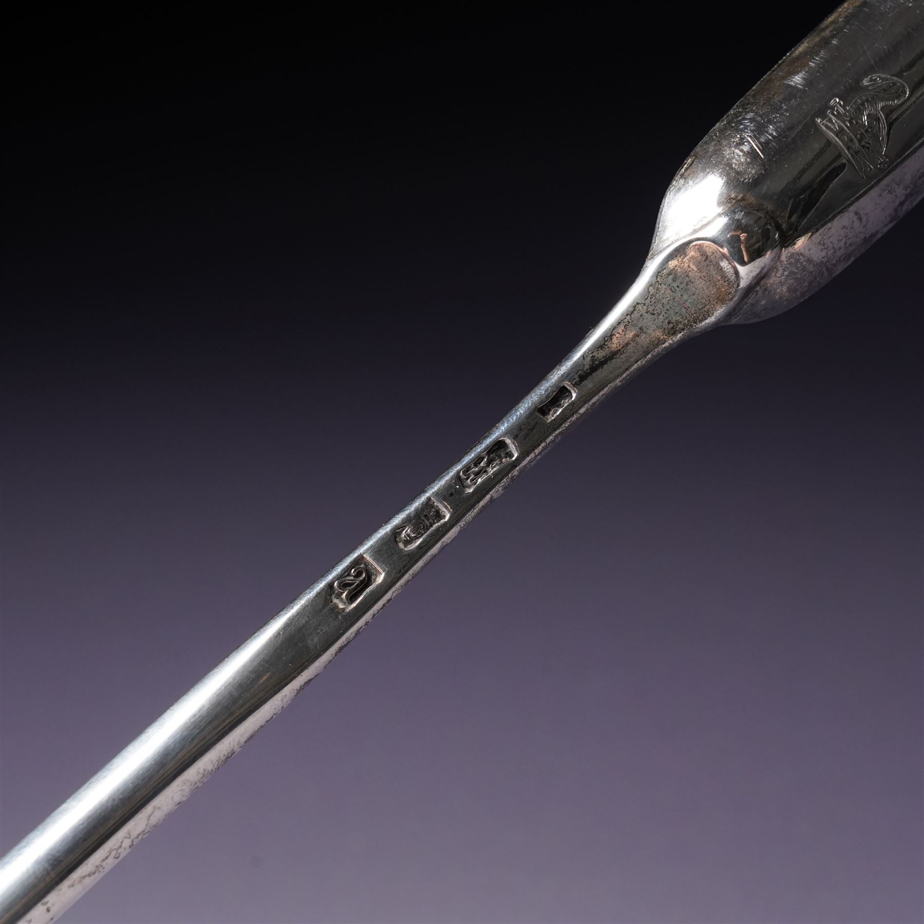George II silver marrow scoop, the reverse engraved with a crest of a swan L22cm London 1736, makers mark rubbed
