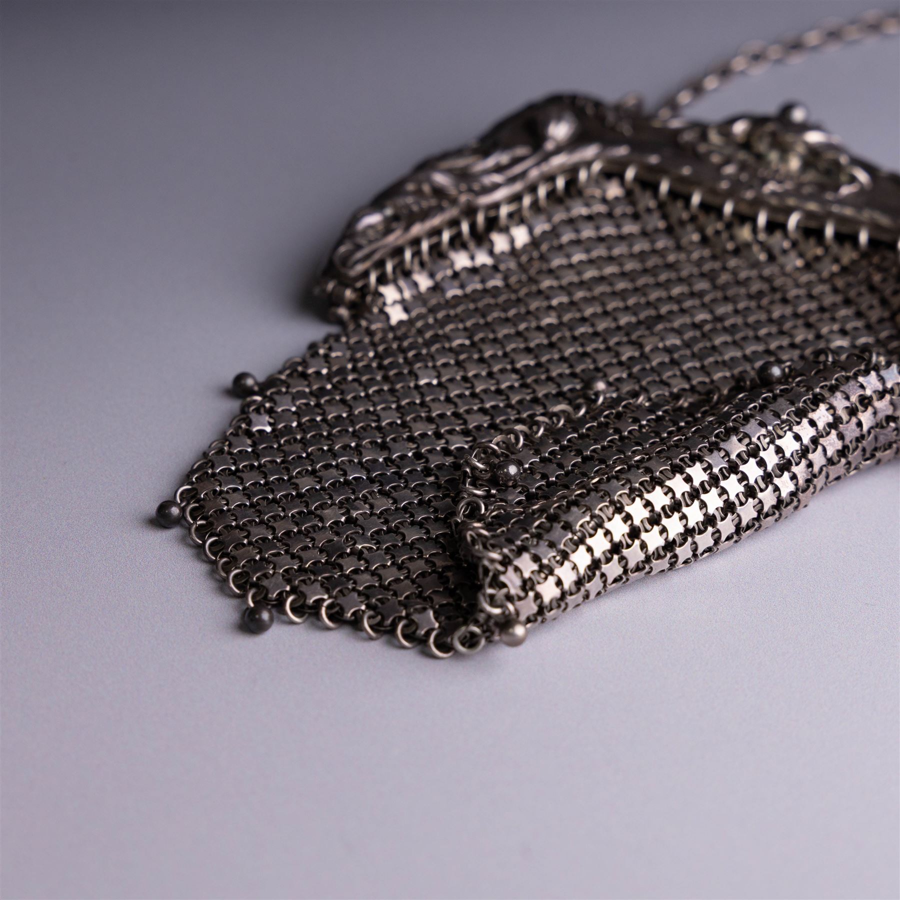 Art Nouveau silver chainmail purse, the silver clasp embossed with poppies, hallmarked Anglo American Plate Co, London 1904/5 and import mark F, H14cm