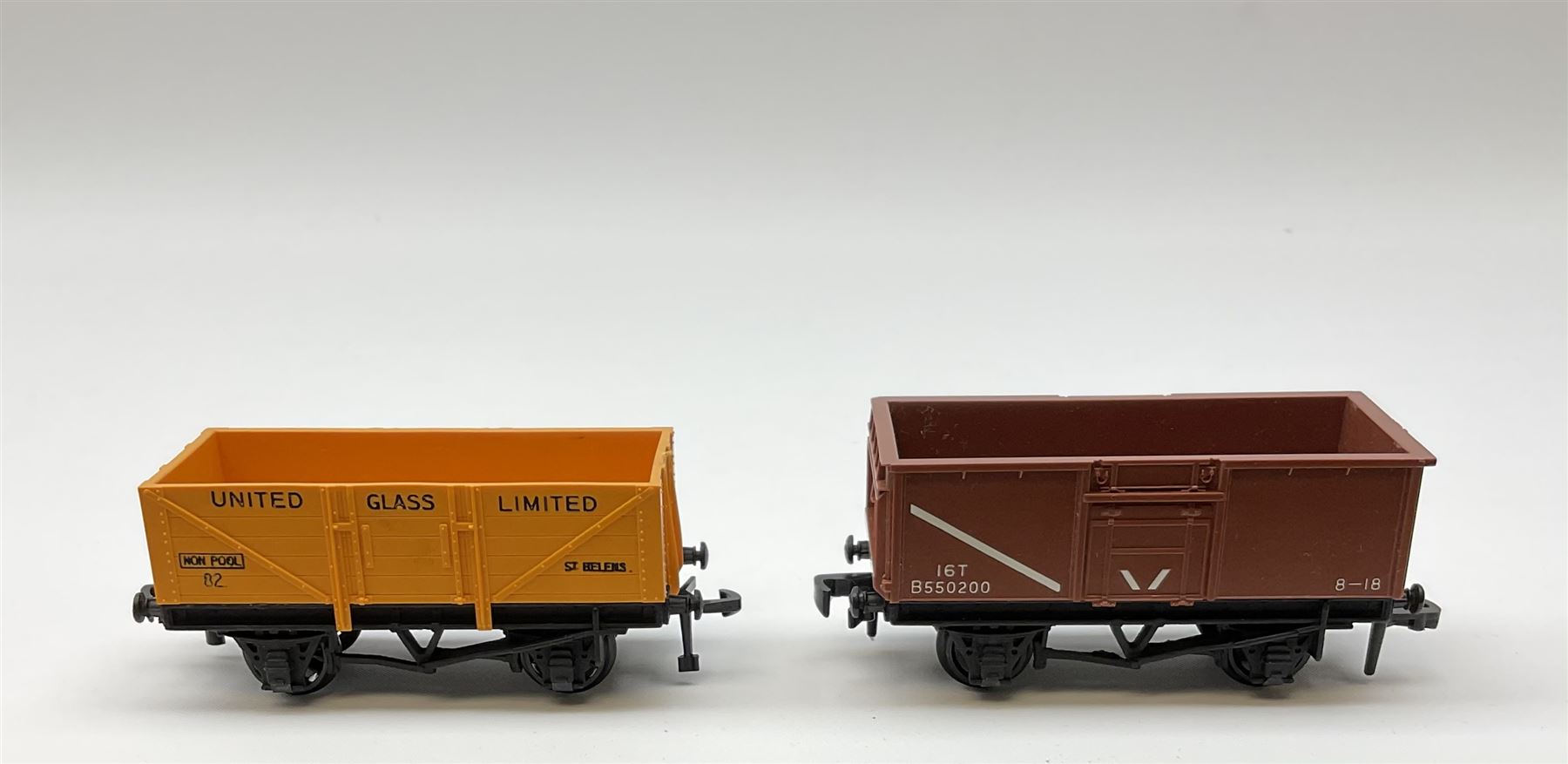 Hornby Dublo - 4646 Low-Sided Wagon D1 with cable drums; 4649 Low-Sided Wagon with tractor; 4656 16-Ton Mineral Wagon brown; 4657 United Dairies Milk Tank Wagon; 4660 U.G.B. Sand Wagon; 4677 Tank Wagon 'Mobil' (D1); and 4680 Tank Wagon 'Esso' (Fuel Oil); all boxed (7)