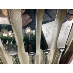 United Cutlers Sheffield silver-plate canteen of cutlery for six settings in oak case, L40cm