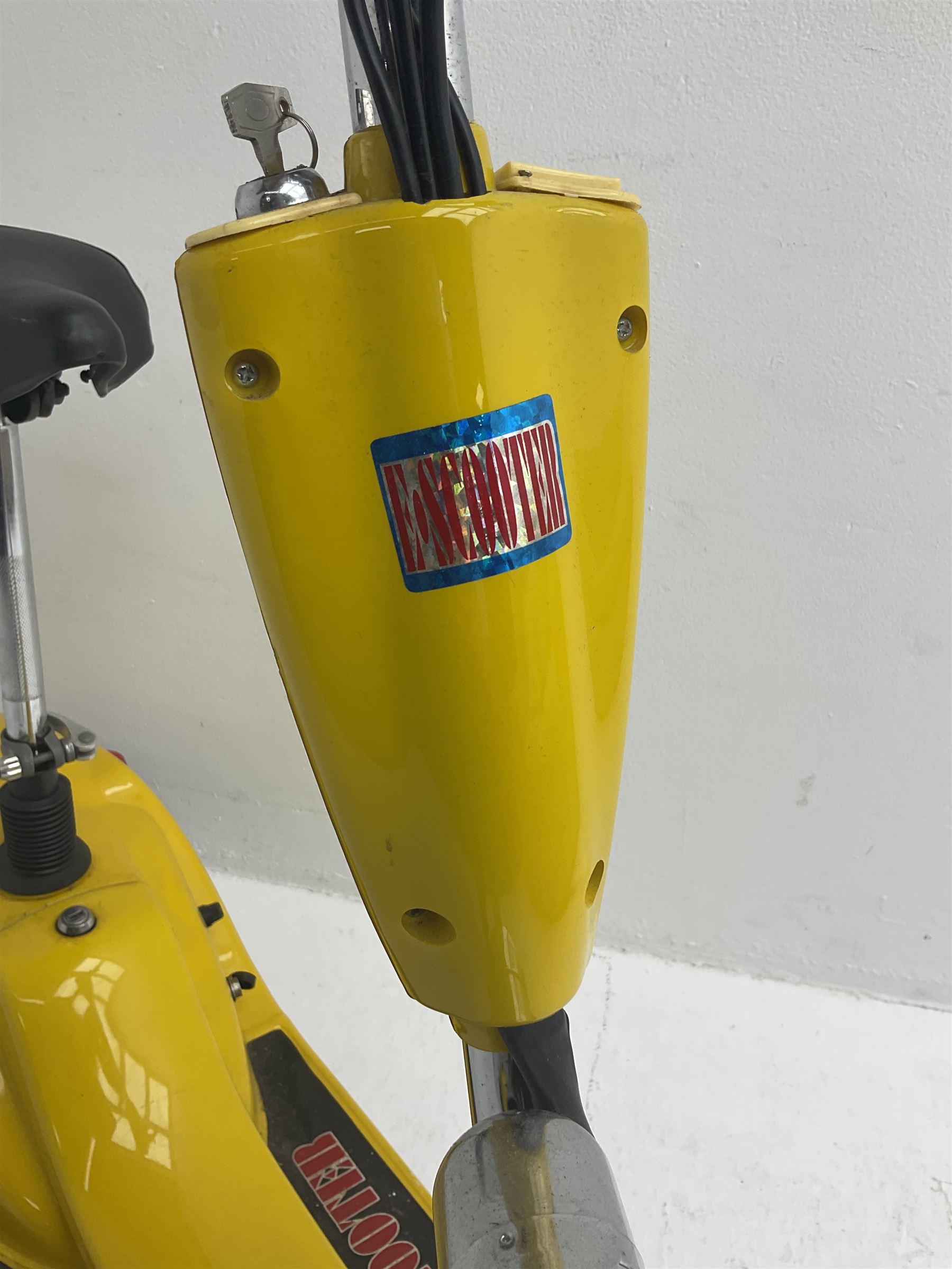 E-Scooter yellow electric 2-wheel scooter with seat and charger L106cm