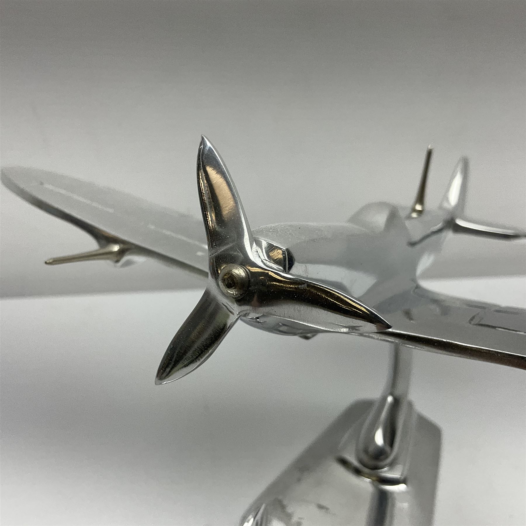 Set of three aluminium planes with rotating propellers, tallest H18cm