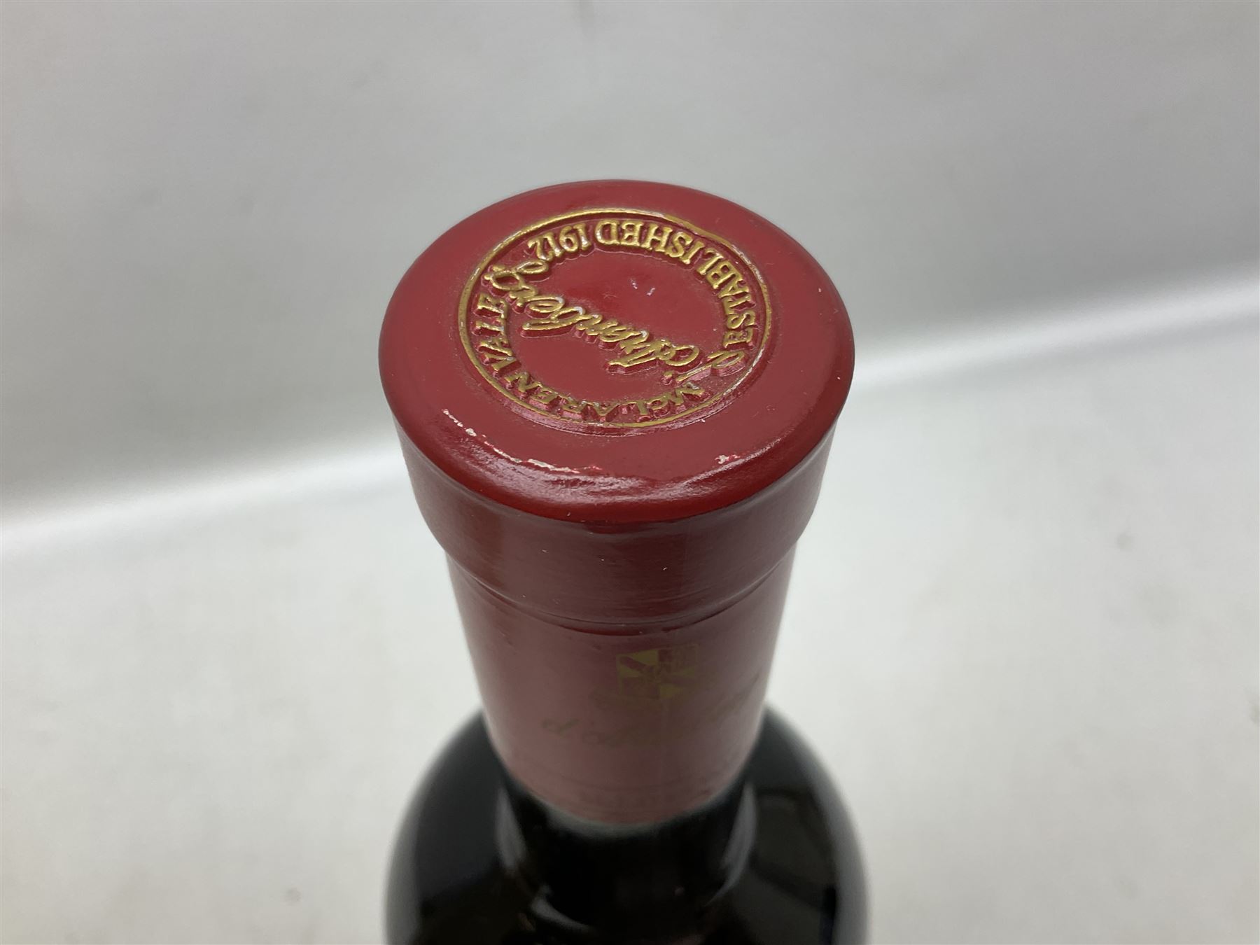 D`Arenburg 2007 The dead Arm Shiraz, 1.5 litre, 14%, together with Grahams 2001 crusted port, 75cl, 20%, both boxed 