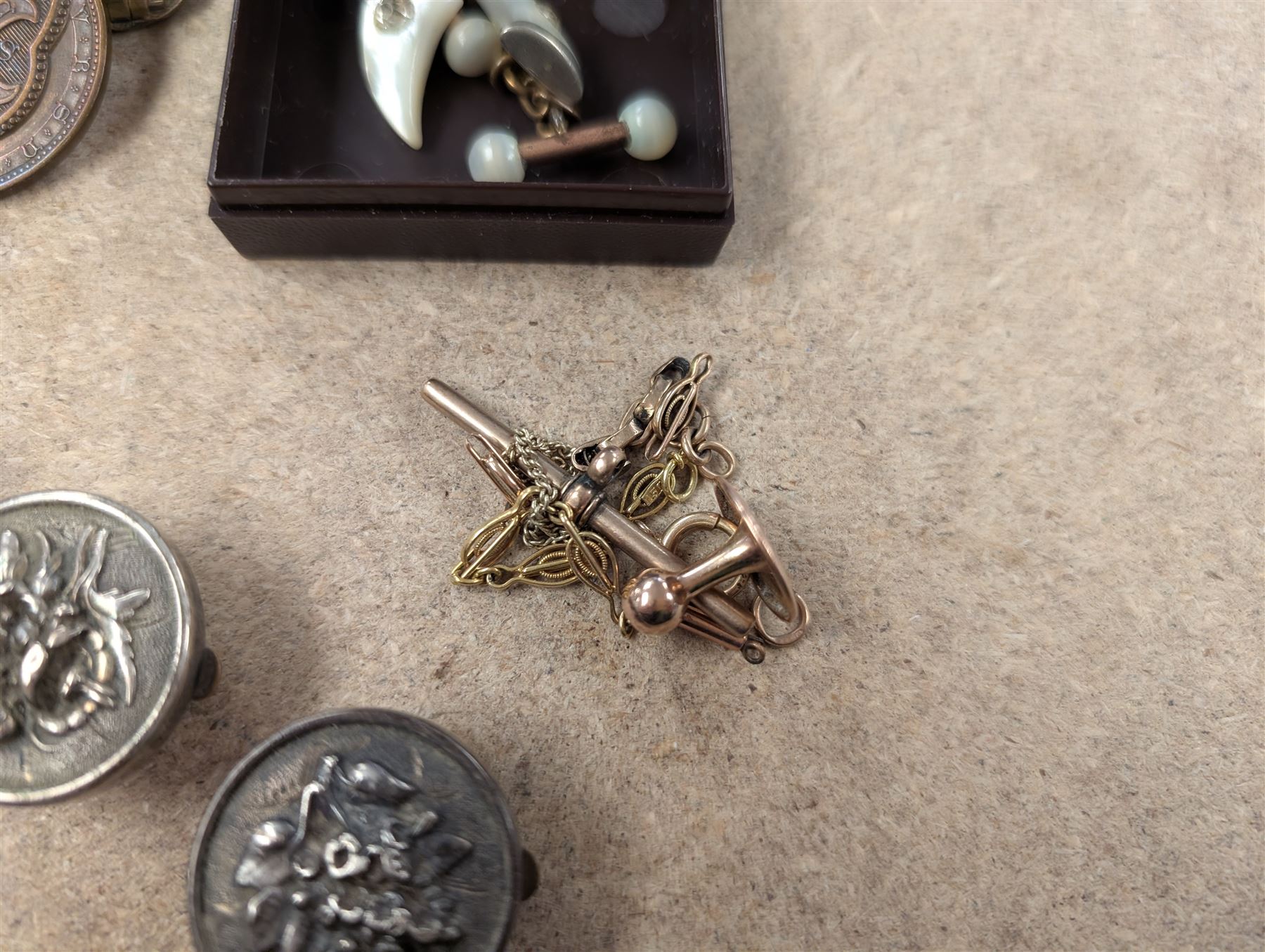 9ct gold jewellery oddments, together with a pair of silver blue john cufflinks, three buttons/studs, and other costume cufflinks and studs