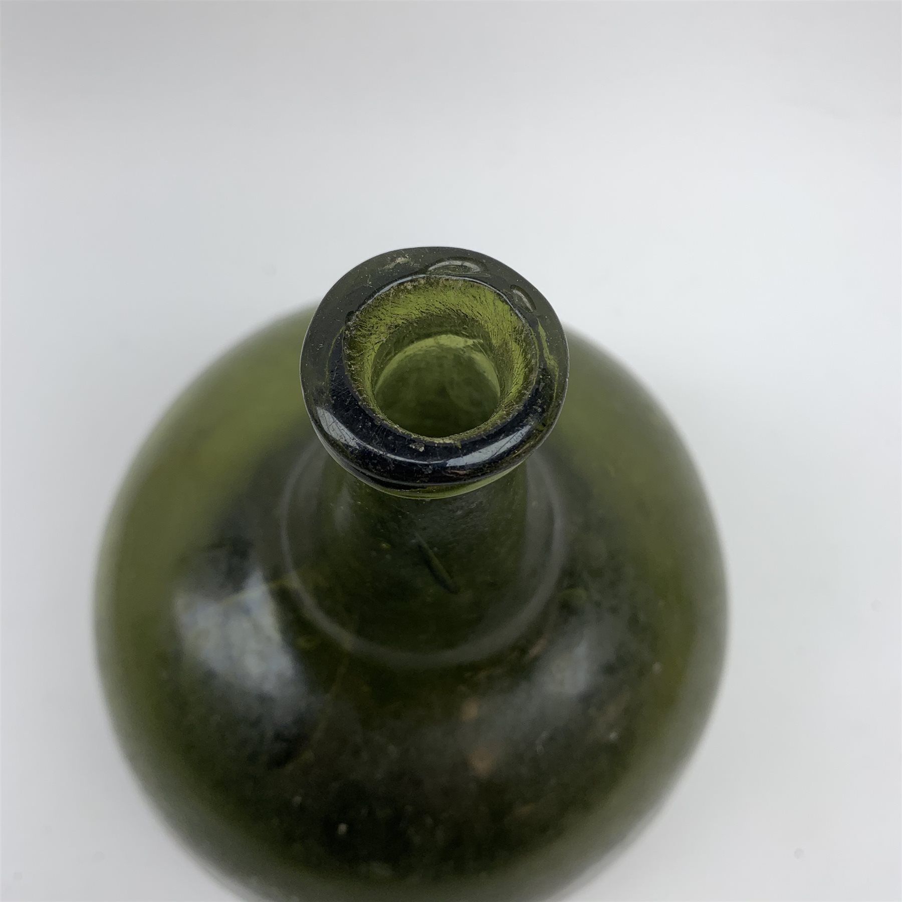 18th century onion shaped green glass wine bottle, H16cm