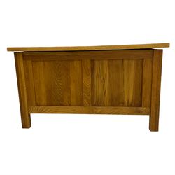 Light oak blanket box, all-around panelling, with hinged lid