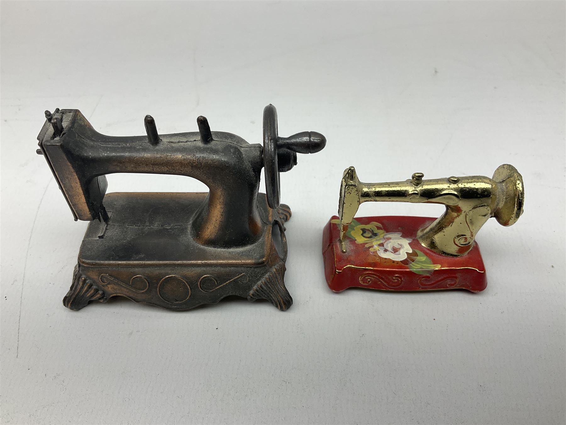 Singer mini sewing machine, together with Holly hobbie mini sewing machine and other sewing machine models, Singer H15cm