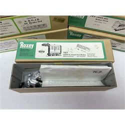 Eighteen boxed '0' gauge model railway kits for coaches and wagons from various makers, to include Roxey Mouldings, Slater’s Wagon Kits, Parkside Dundas, Blacksmith Models etc, all in original boxes (18)