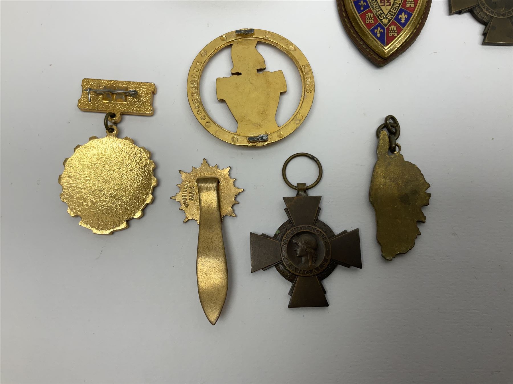 Five WW1 French medals comprising Medaille Militaire Gallantry Award, two Croix de Combattant, Medaille Commemorative Francais 1914-18 and a Patriotic Medal; together with small quantity of Russian badges etc