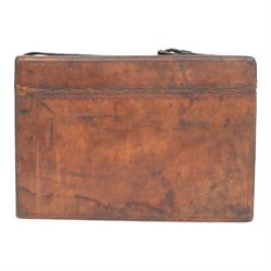 Cartridge magazine carrying case in leather, with five partitions with adjustable belts, the lid lined in green felt, with key, H23cm, L32cm, D13cm