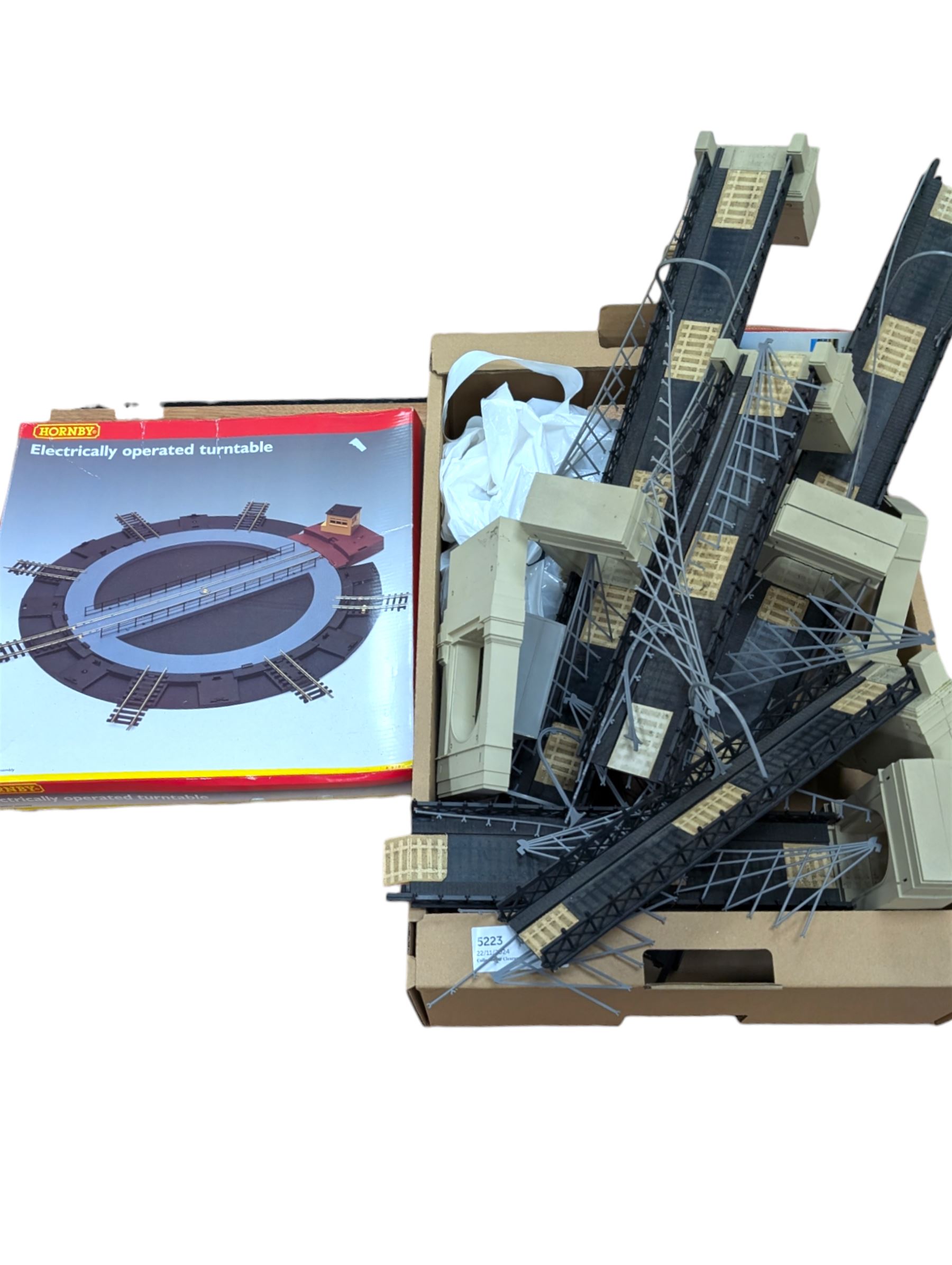 Four Hornby '00' gauge R264 bridges and Hornby R070 Electrically Operated Turntable, together with other platforms and accessories 