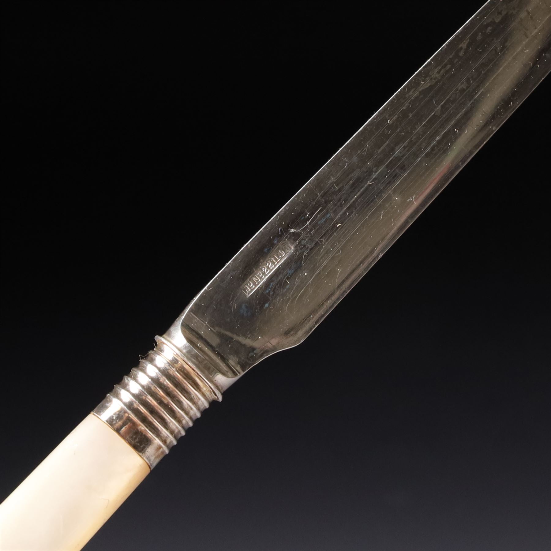 Set of twelve silver bladed fruit knives and forks with mother of pearl handles, the blades with engraved decoration, in oak case Sheffield 1920 Maker Allen & Darwin