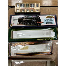 Collection of '00' gauge model railway accessories, including Peco Streamline and Insulfrog track, Metcalfe Platform kit, kit built model railway buildings and other accessories