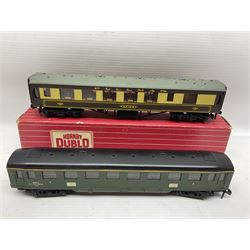 Hornby Dublo - ten passenger coaches including two Southern and four maroon BR Mk.I Passenger Coaches and four Pullman Cars (two x Aries, Car No.74 and Car No.79); together with two French SNCF HO Paris-Lille coaches; all but one unboxed (12)