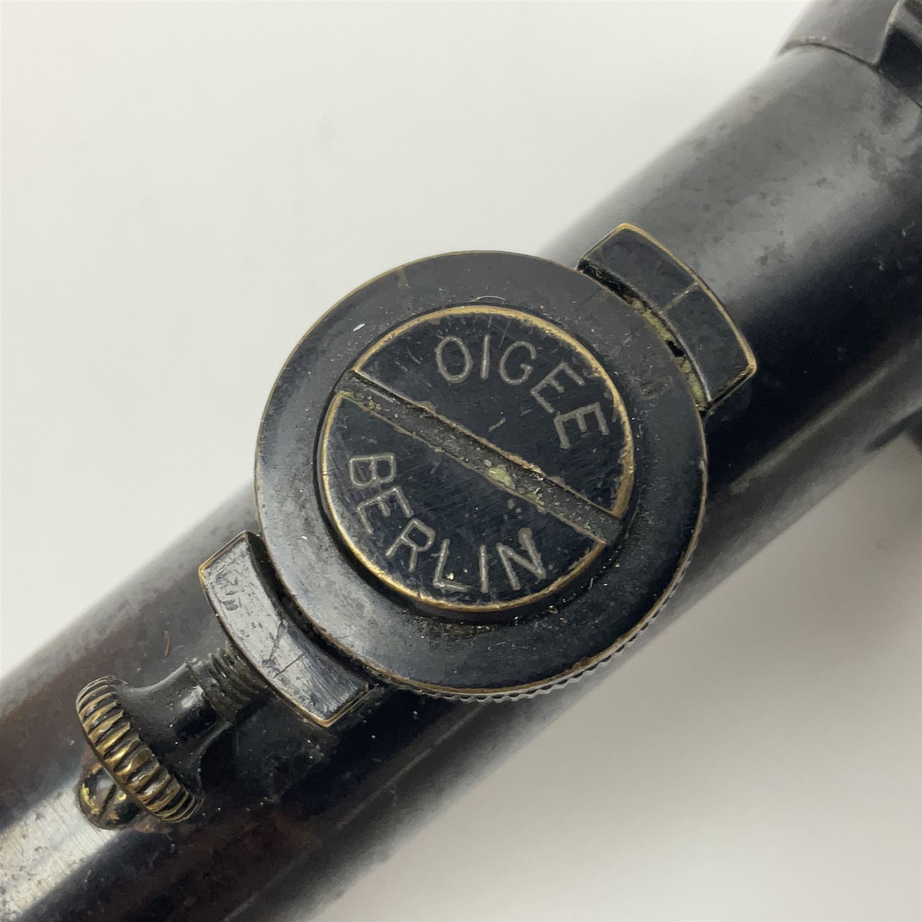 Oigee Berlin Gnomet 2.5x telescopic sight with adjustable quick detachable mounts and picket post graticule; retailers marks for Alex Henry & Co 22 Frederick Street Edinburgh No.6733 L23cm