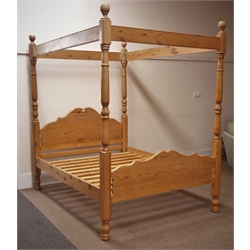  Solid waxed pine 5' kingsize four poster bed, shaped and moulded head and footboard, headboard with pierced decoration, turned posts, H211cm  
