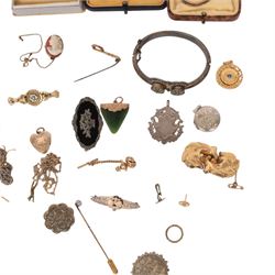 15ct gold cameo brooch, 9ct gold jewellery including stone/paste set brooches, stick pin, hardstone pendant and single enamel rise earring, and a collection of silver and gold plated brooches and lockets