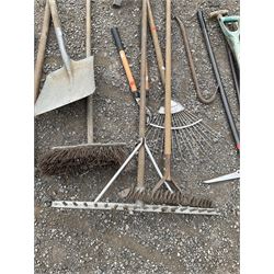 Quantity of garden tools including shovel, forks , rake , crowbar etc.  - THIS LOT IS TO BE COLLECTED BY APPOINTMENT FROM DUGGLEBY STORAGE, GREAT HILL, EASTFIELD, SCARBOROUGH, YO11 3TX