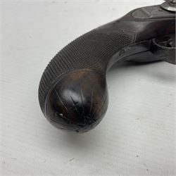 Early 19th century 16-bore flintlock single barrel travelling pistol, the 21.5cm stub twist octagonal barrel with two barrel pins and ramrod under, engraved lock plate with roller frizzen, engraved trigger guard with pineapple finial, walnut stoock with chequered grip L40cm overall