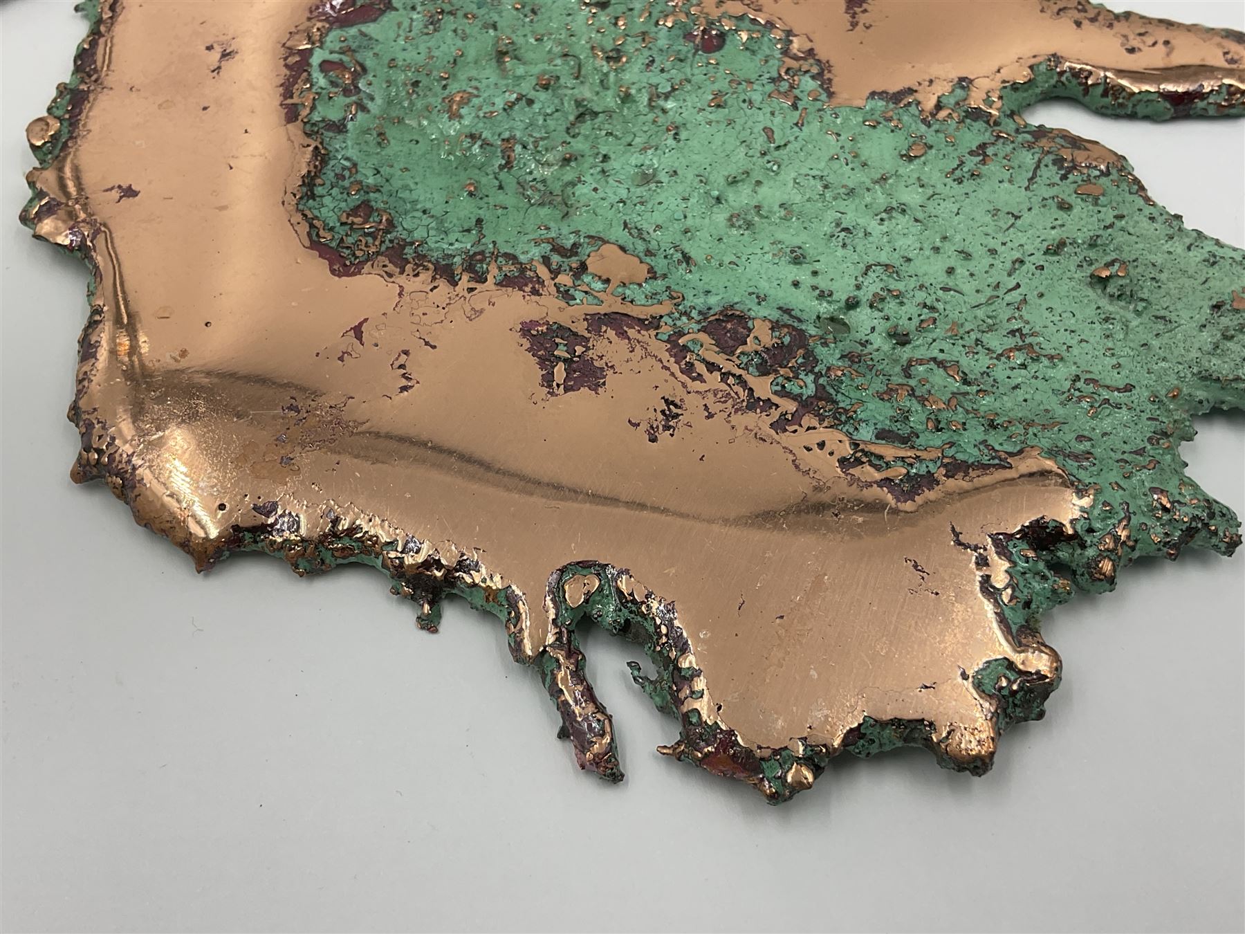 Large free form copper splash, with green patina and polished copper accents, H17cm, L17cm