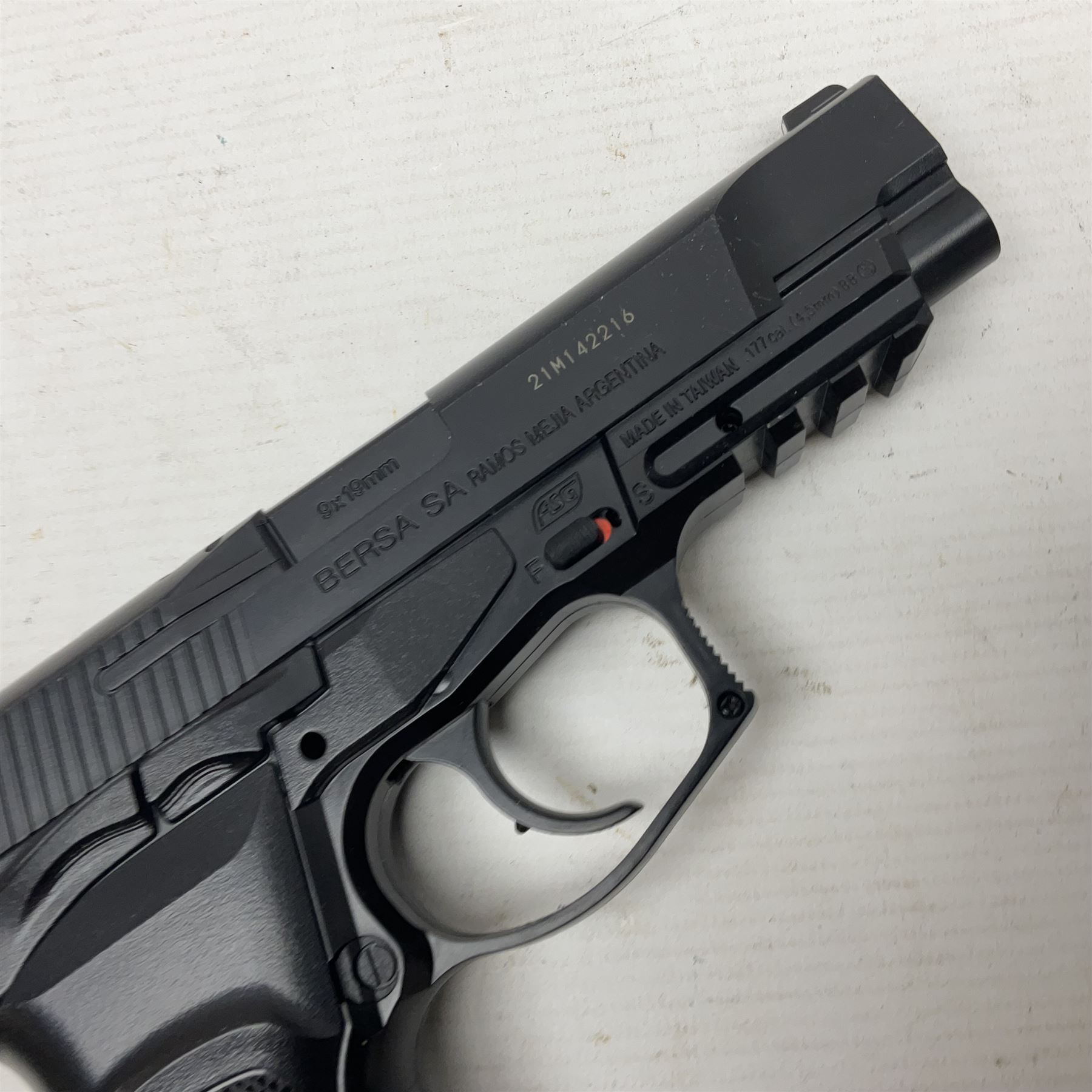 Two Bersa Thunder 9 Pro CO2 BB pistols, serial nos.21M142216 and 20J12270, L30cm overall; one in original box with paperwork  NB: AGE RESTRICTIONS APPLY TO THE PURCHASE OF AIR WEAPONS.