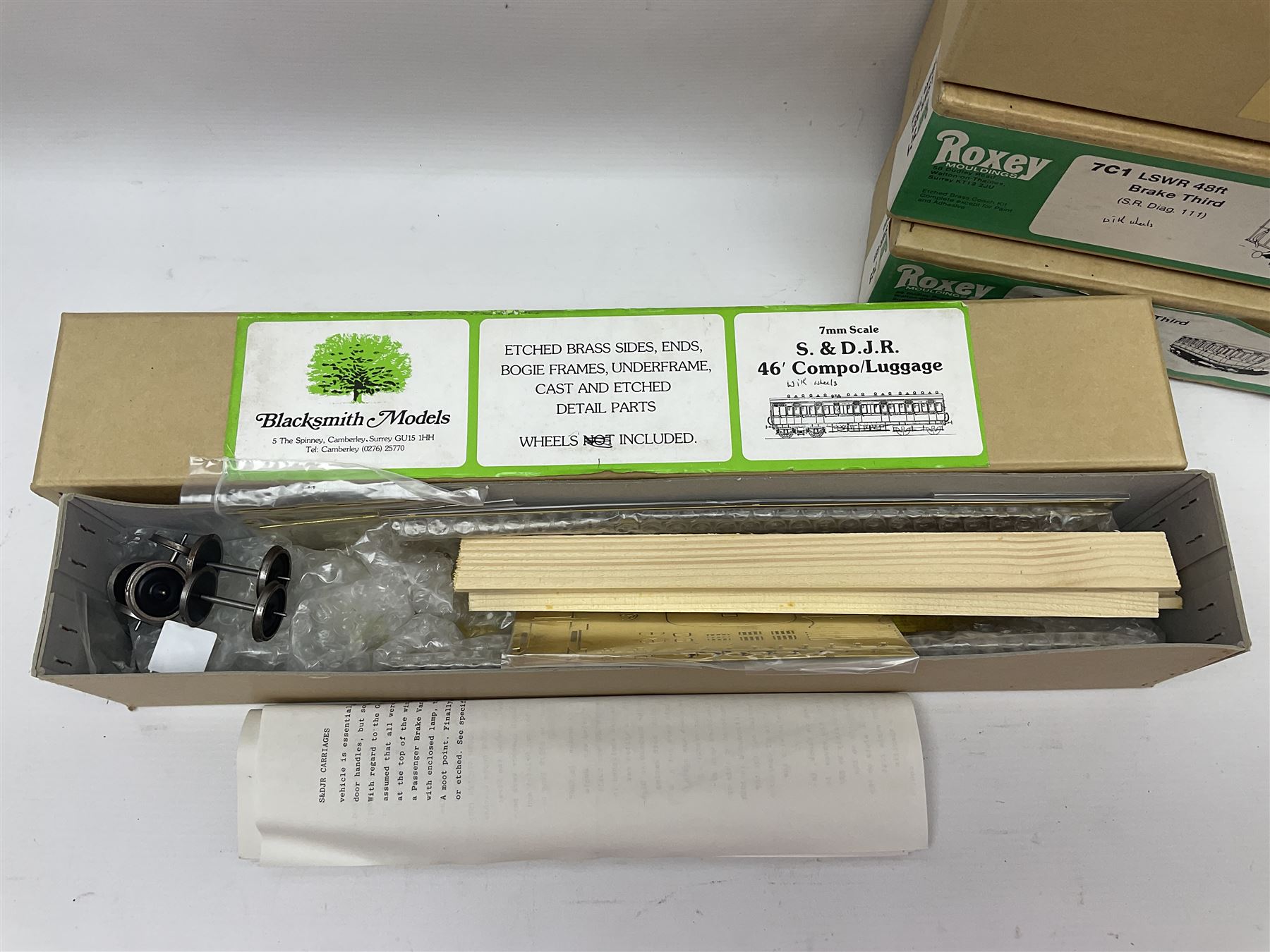 Eighteen boxed '0' gauge model railway kits for coaches and wagons from various makers, to include Roxey Mouldings, Slater’s Wagon Kits, Parkside Dundas, Blacksmith Models etc, all in original boxes (18)