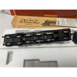 Hornby ‘00’ gauge - Class N15 4-6-0 ‘Sir Dinadan’ locomotive no.795 in SR green; Coronation Class 7P 4-6-2 ‘Duchess of Sutherland’ locomotive no.6233 in LMS maroon; Class 7P 4-6-2 ‘The Princess Royal’ locomotive no.6200 in LMS maroon; Class A4 4-6-2 ‘Mallard’ locomotive no.60022 in BR green; in original boxes (4) 